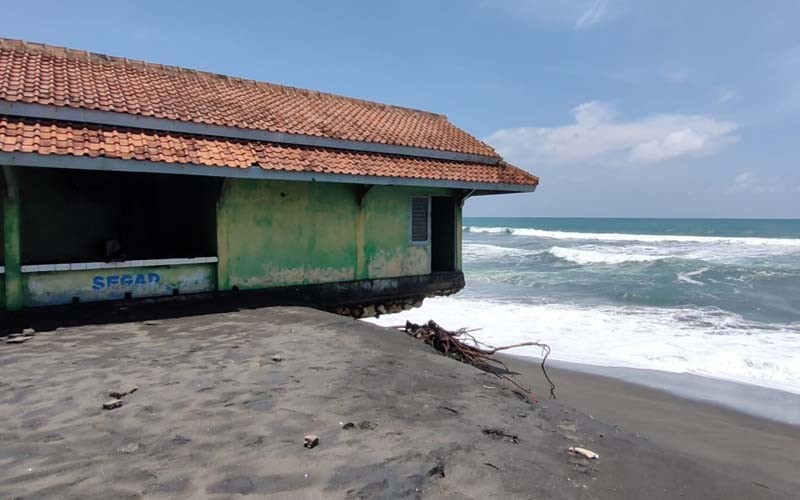 Bangunan Tempat Pelelangan Ikan (TPI) di kawasan Pantai Trisik